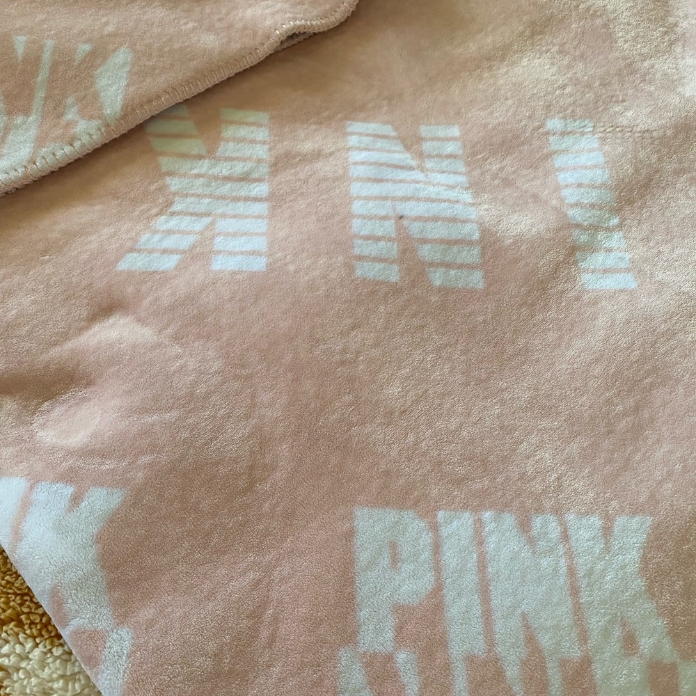 VS Pink blanket - Picture 2 of 5